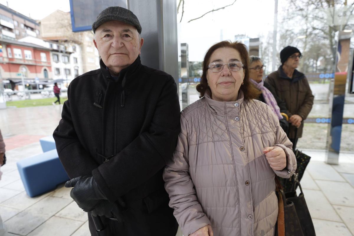 Avilés. Las Meanas. Reportaje con usuarios de la nueva marquesina