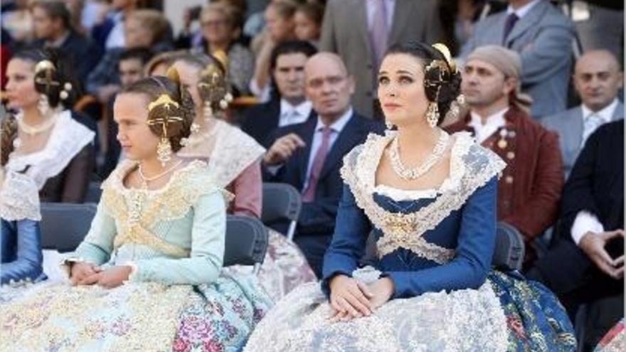 Las dos representantes de la fiesta valenciana eligieron trajes azules para su estreno.