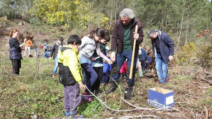 El forestal Xosé Santos, en una actividad de sensibilización con escolares. // Iñaki Osorio