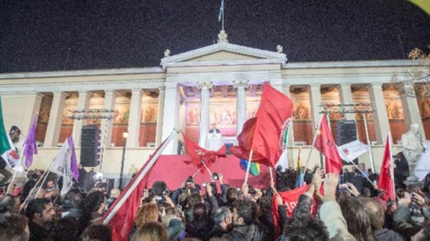 Miles de personas celebran en Atenas la histórica victoria de Syriza