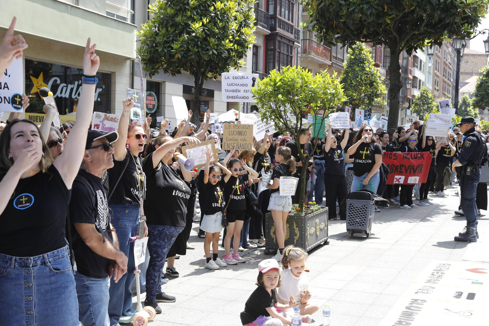 EN IMÁGENES: Segunda jornada de huelga de los profesores y protestas en Oviedo