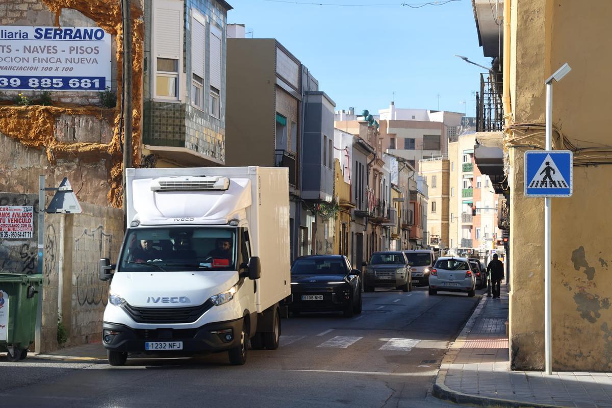 La calle Rafael Valls de entrada y salida de Manises será a partir del lunes de un solo sentido.