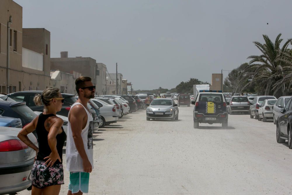 La dificultad de aparcar en las playas de Elche.