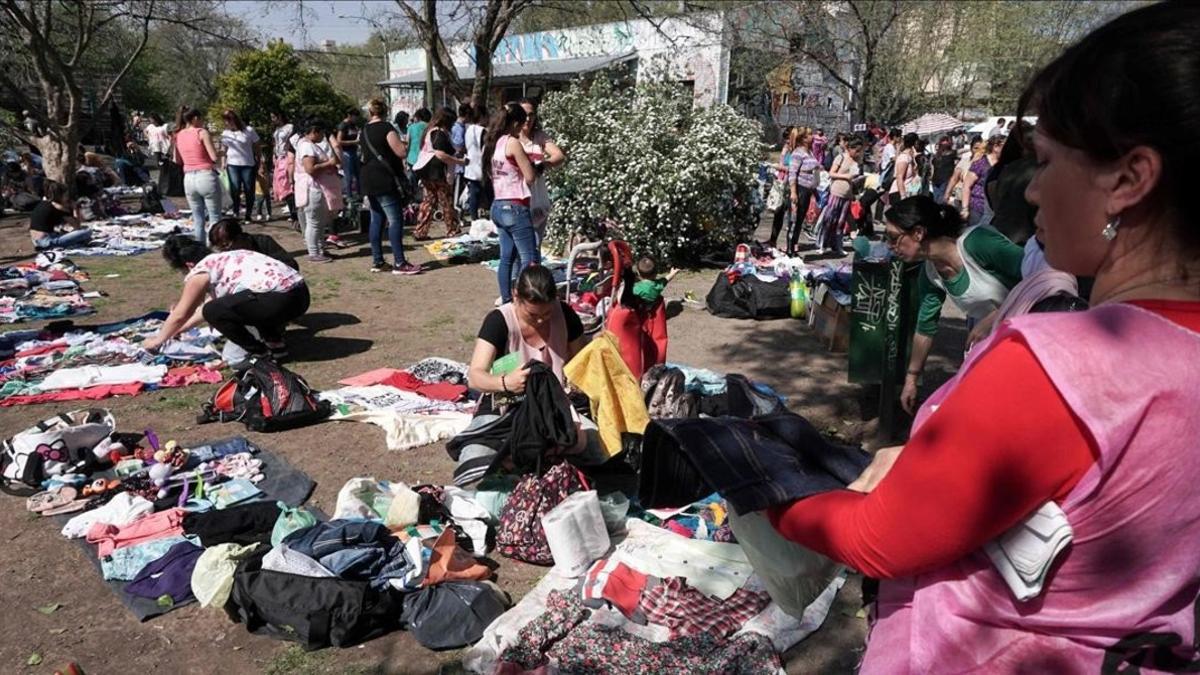 Uno de los mercadillos callejeros que ha proliferado en Argentina con la crisis .