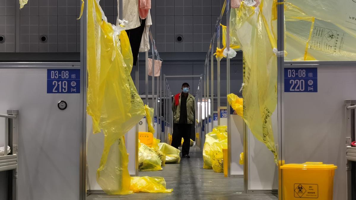 Un hombre camina entre camillas en un hospital temporal para positivos de covid en Shanghái, este lunes.