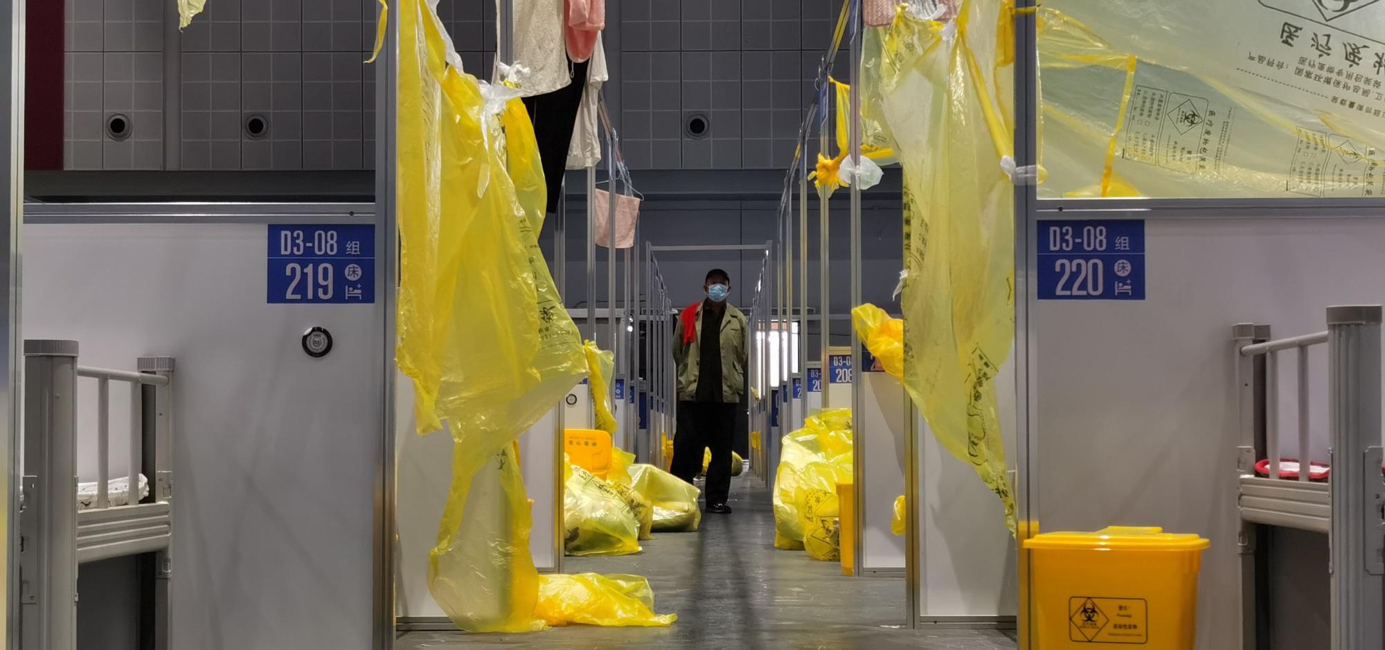 Un hombre camina entre camillas en un hospital temporal para positivos de covid en Shanghái, este lunes.