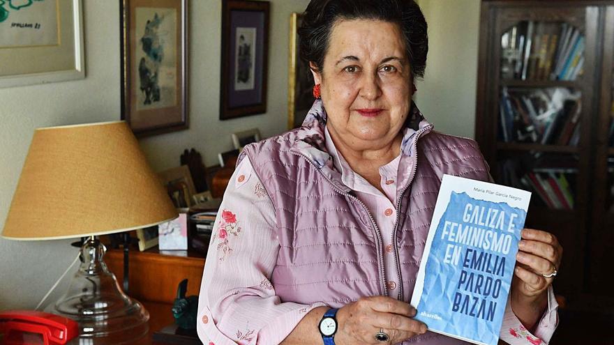 A escritora Pilar García Negro, co seu libro.