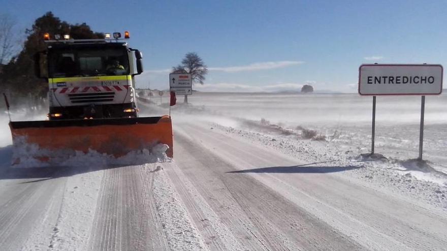 Uno de los quitanieves que funcionarán a partir de mañana en las carreteras.