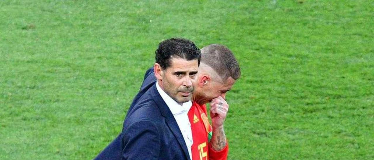 Fernando Hierro y Sergio Ramos, desconsolado tras la eliminación del Mundial. // AFP