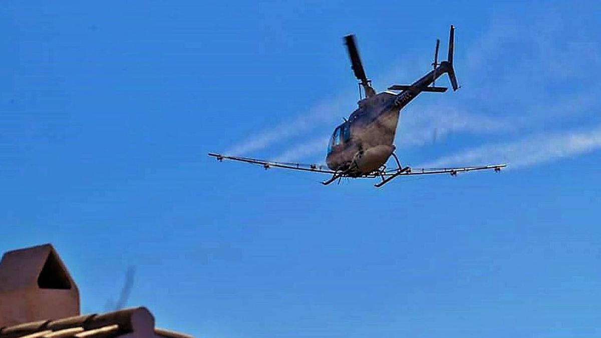 El helicóptero que fumiga Formentera para combatir la plaga de la procesionaria. | GERARDO FERRERO