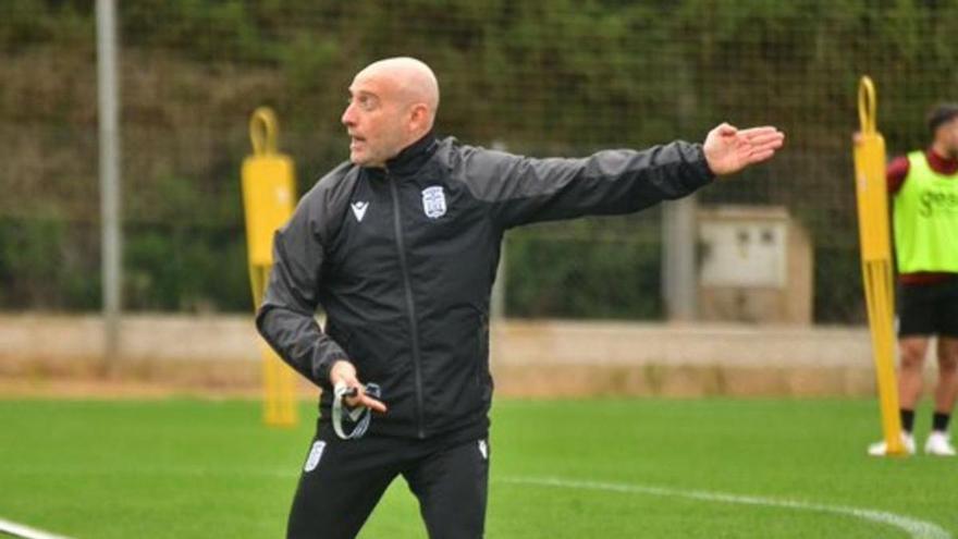 Julián Calero da instrucciones durante un entrenamiento. | PRENSA FC CARTAGENA