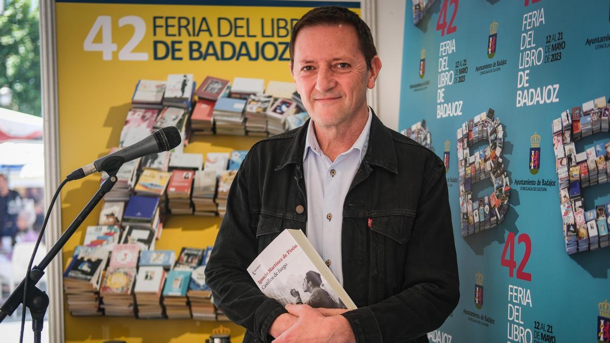 Martínez de Pisón presentando su novela &#039;Castillos de fuego&#039;.