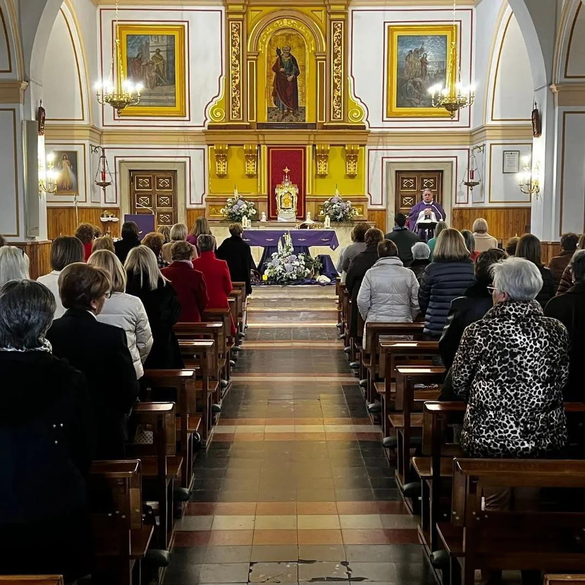 La iglesia de San Pedro acogió la misa por el 8M.