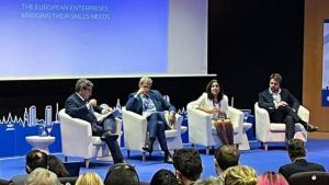 Por la izquierda Antonio de Luis Acevedo, director de Fundae, Jacobo Cosmen, María Jesús Almazor y Klemens Haselsteiner, en una de las mesas de la jormada europea celebrada ayer en Barcelona.