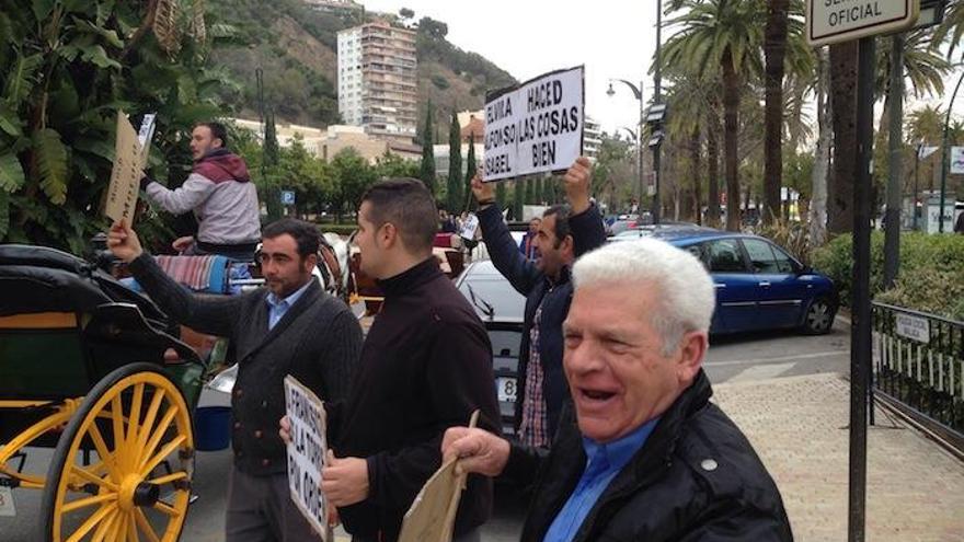 Concentración de los cocheros a las puertas del Ayuntamiento.