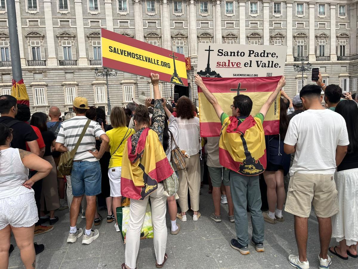 Fieles esperan al Papa frente al Palacio Real de Madrid