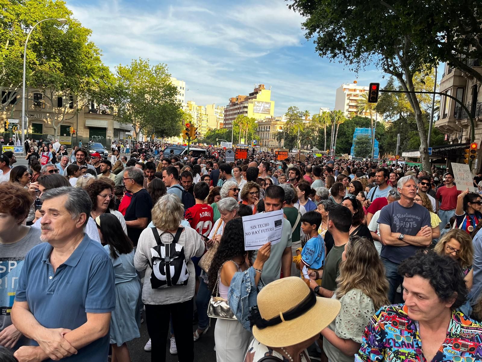 Las imagenes de la manifestación por el derecho a la vivienda y contra la masificación turística