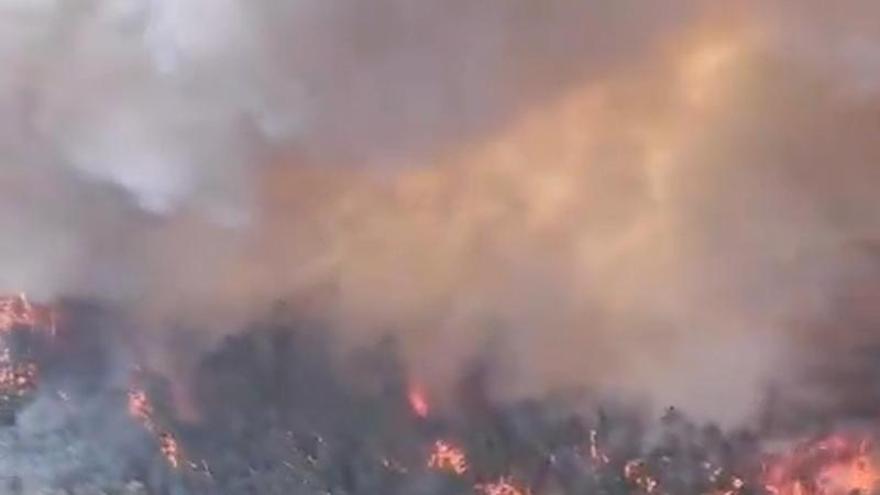 Vídeo | La cabeza del incendio de Las Peñas de Riglos sigue avanzando sin control