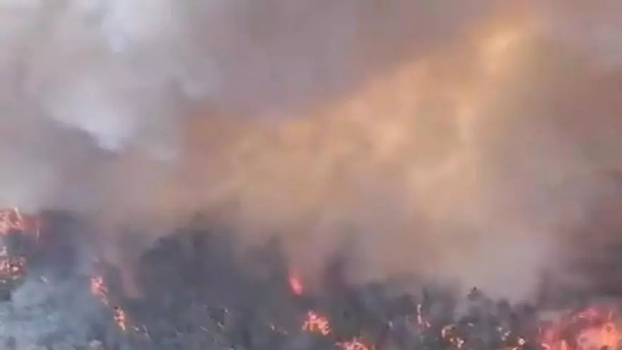 Vídeo | La cabeza del incendio de Las Peñas de Riglos sigue avanzando sin control