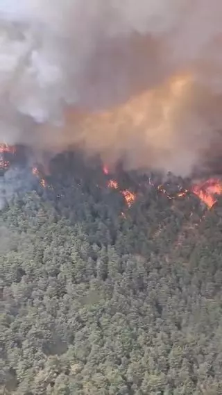 Directo | Aragón pide refuerzos a Francia para hacer frente al incendio que avanza hacia Peña Oroel tras aumentar su perímetro a 60 kilómetros