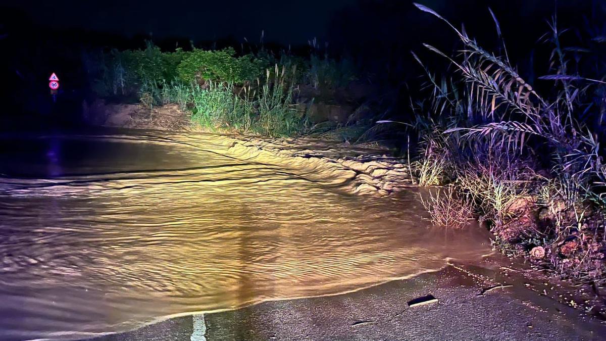 Tromba de agua por el camino de Fatxardet de Torrent
