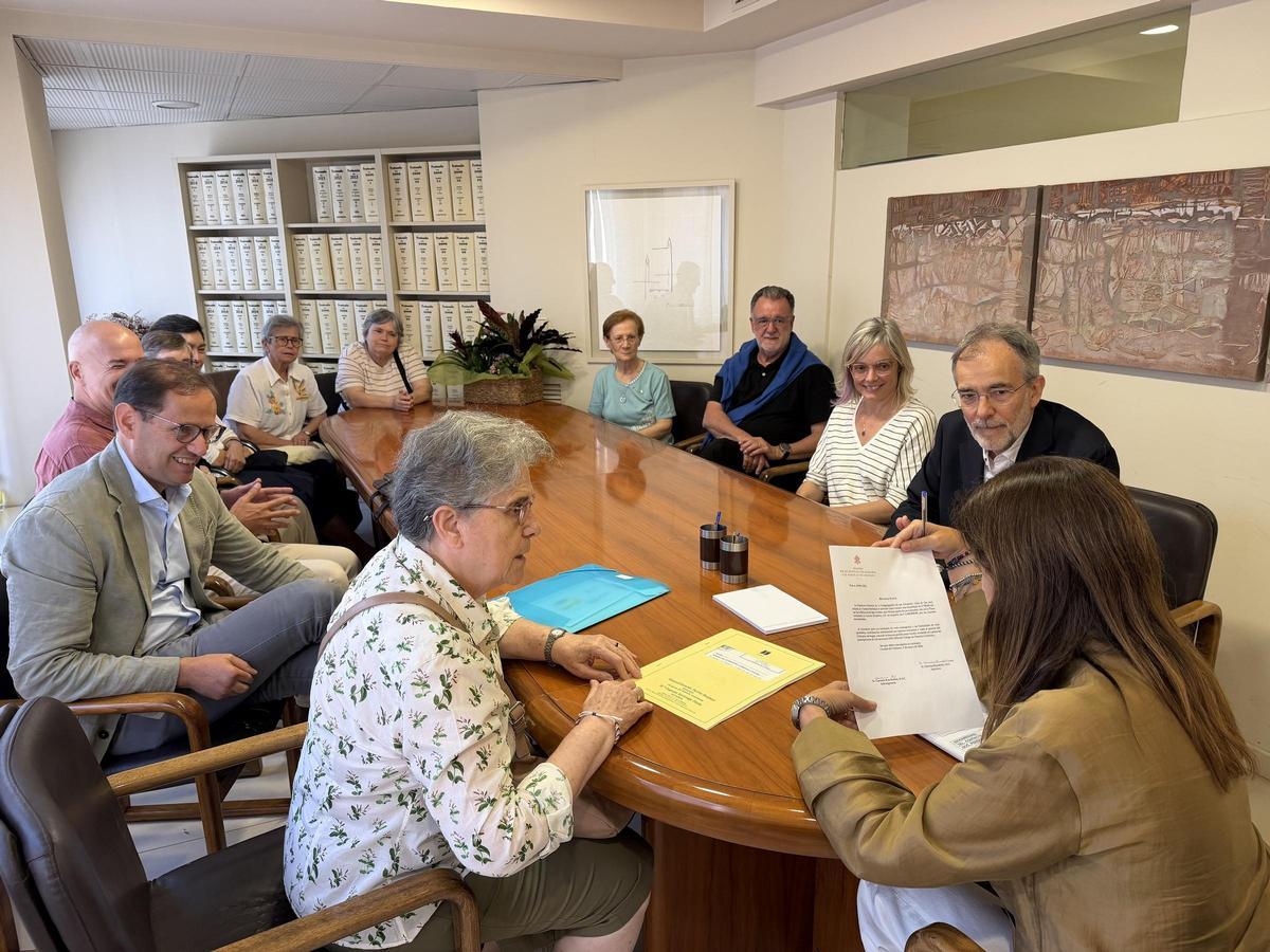 Els representants de les dues entitats formalitzen la compra-venda davant notari