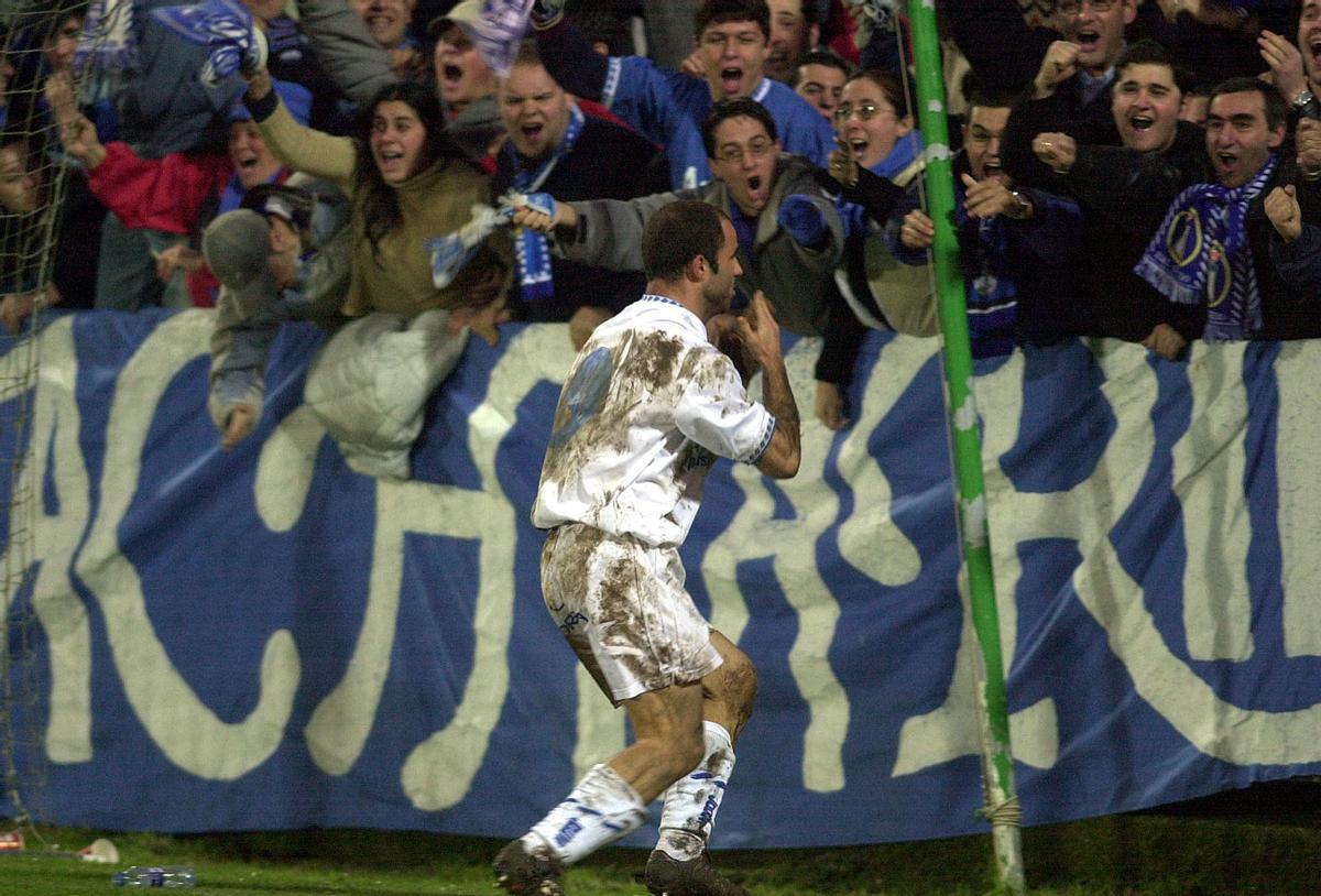 ALDEONDO, SE ACERCA AL PUBLICO PARA CELEBRAR SU GOL.