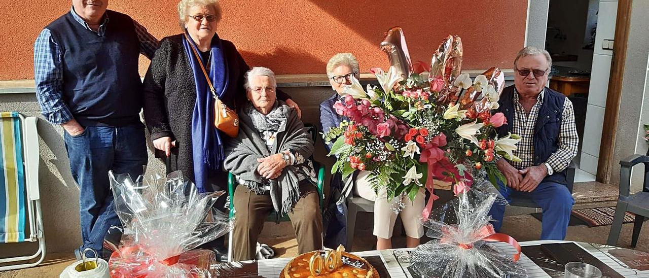 En el centro, la centenaria Mercedes González, junto a sus hijos: por la izquierda, Carlos, Maribel, Rosalina y Manolo Álvarez, ayer, en la vivienda familiar de La Mata. | LNE