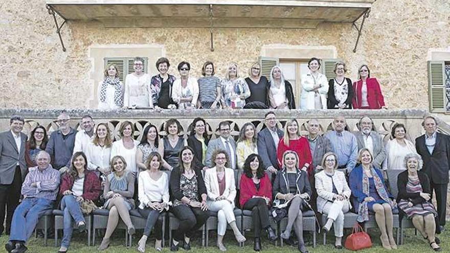 Foto de grupo de las enfermeras galardonadas con las insignias de oro (jubilación) y de plata (25 años).