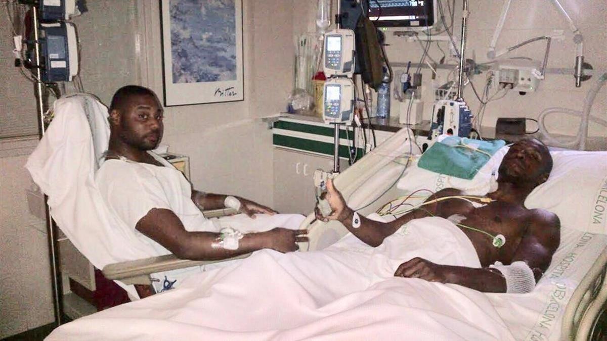 Abidal junto a su primo, Gerard Armand, tras la operación.