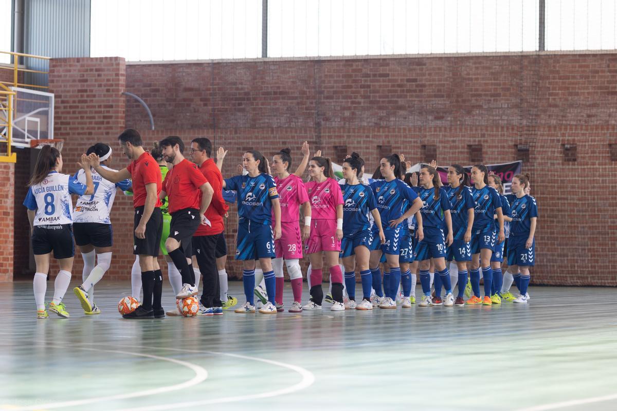 Las Bisontas saludando a sus rivales antes de un partido en el Chencho.