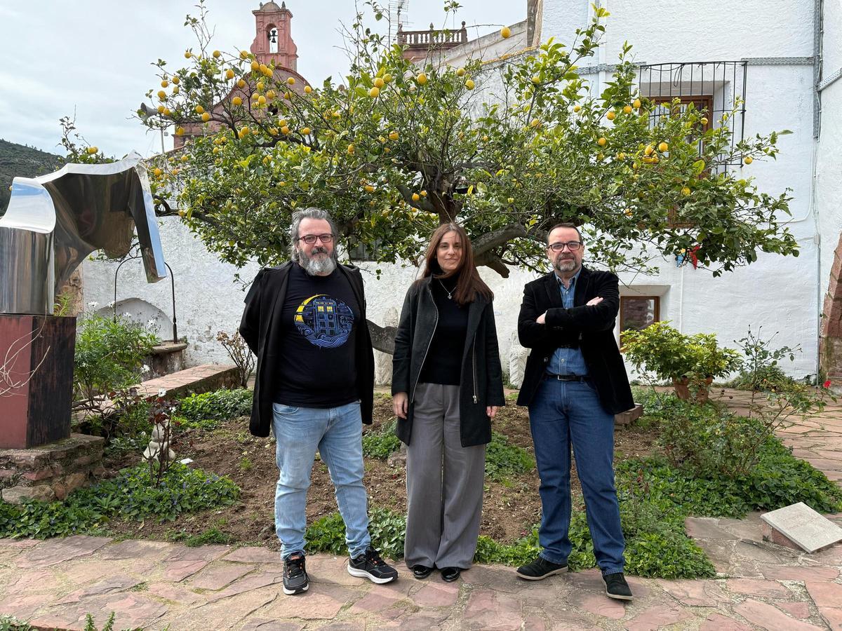 El concejal de Cultura de Vilafamés, Raül Forcadell junto a la directora artística y gerente del MACVAC, Sofía Barrón y Joan Feliu