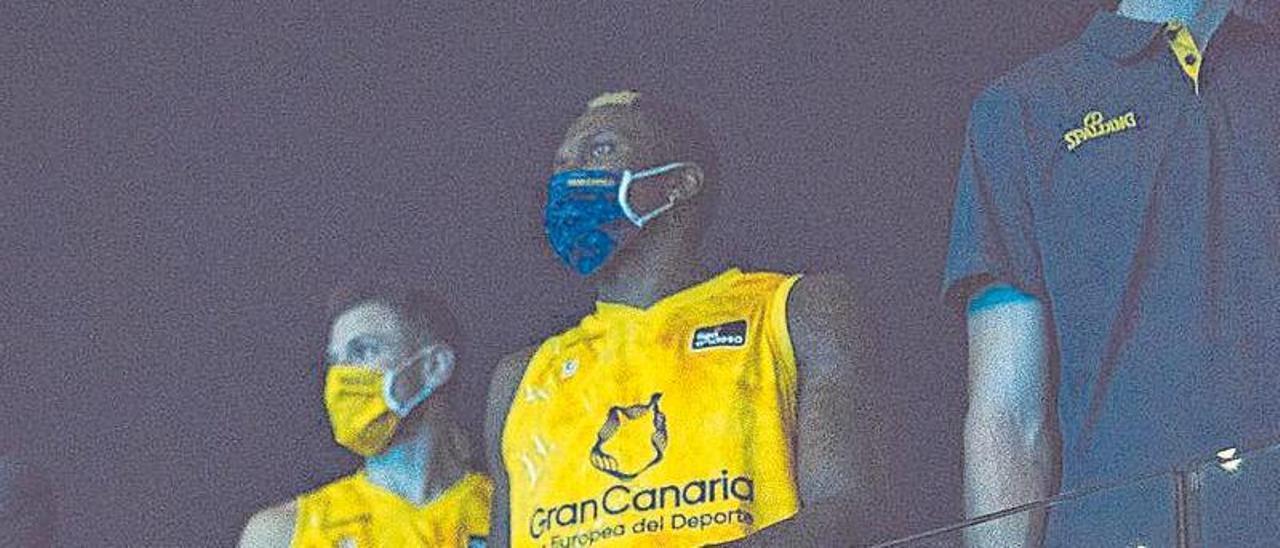 Dylan Ennis y Chris Kramer observan una de las peceras.