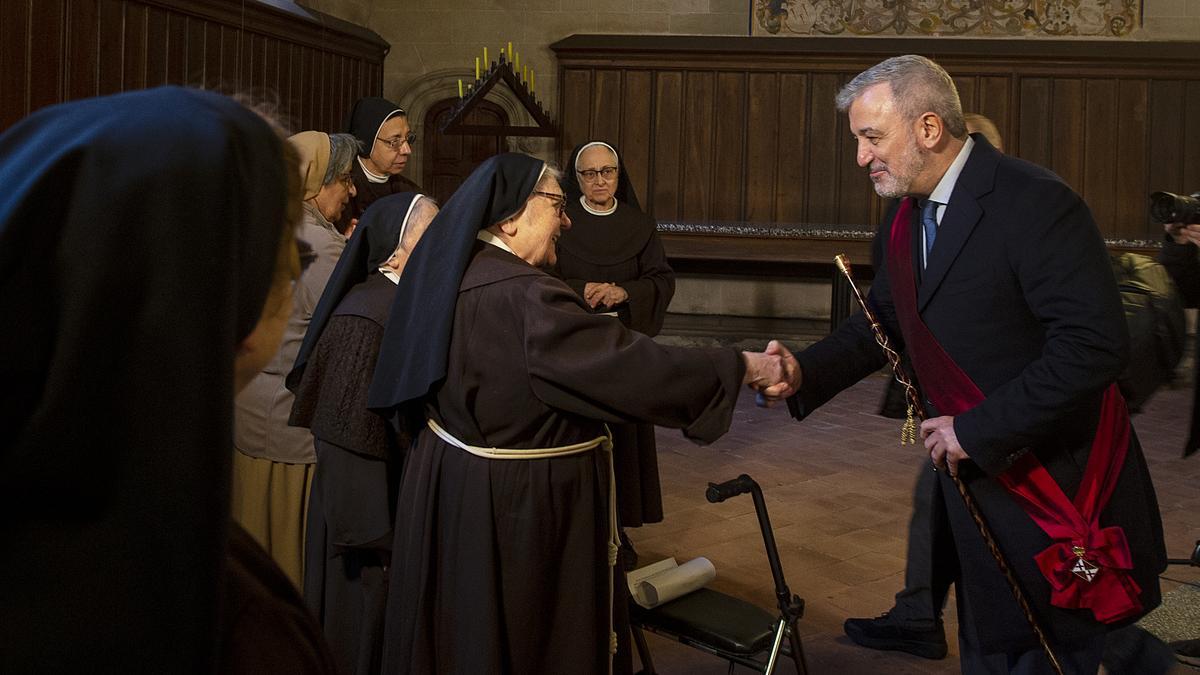 El alcalde Jaume Collboni, durante la tradicional visita a la comunidad de las clarisas del monasterio de Pedralbes por Santa Eulàlia 2024