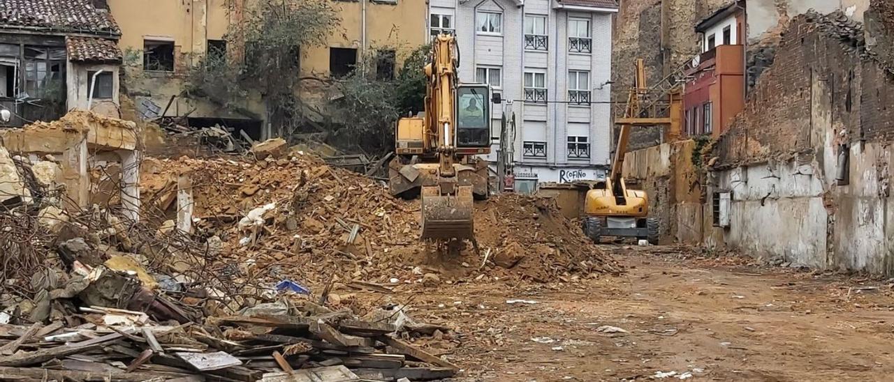 Los trabajos de demolición de los edificios en ruinas para habilitar un nuevo aparcamiento. | E. P.