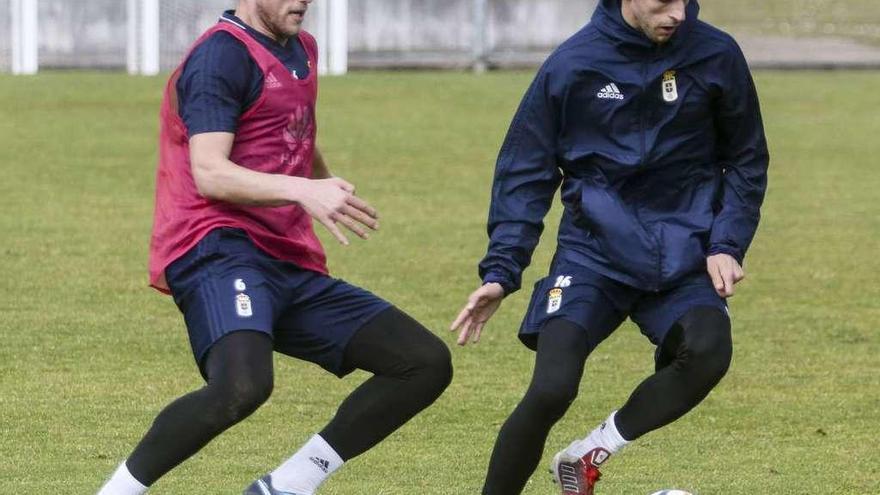Carlos Hernández, a la izquierda, presiona a Fabbrini durante un entrenamiento de esta semana.