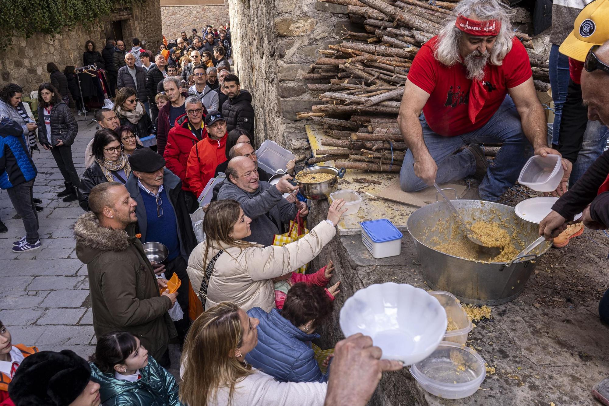 Bagà cuina el seu popular arròs per 2.500 persones