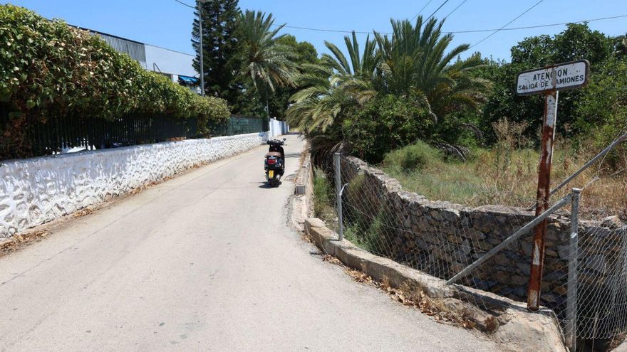 Carril de El Puntal que separa la acequia Alfatego de las viviendas. | JUAN CARLOS CAVAL