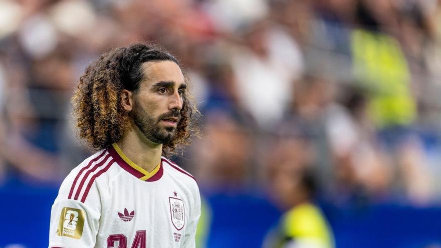 Marc Cucurella cumple su promesa y se tatúa a De la Fuente tras ganar el Mundial