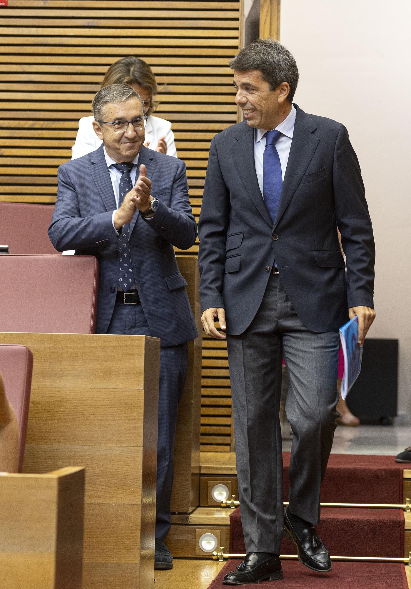 Las imágenes de Carlos Mazón durante el Pleno de Investidura