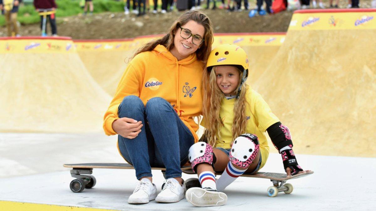 Gisela Pulido, junto a Carla Morera, durante la inauguración