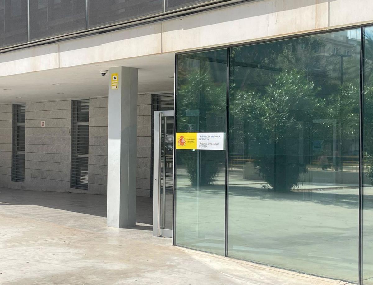Edificio de los juzgados con el nuevo letrero de ‘Tribunal de Instancia’. | G.S.