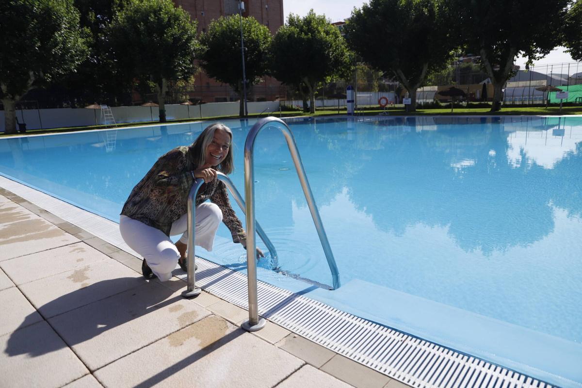 teniente de alcalde delegada de Deportes y presidenta del Imdeco, Isabel Albás, atiende a los medios concidiendo con el día de inicio de la temporada de baño en las piscinas municipales. En la Piscina Municipal de Fuensanta
