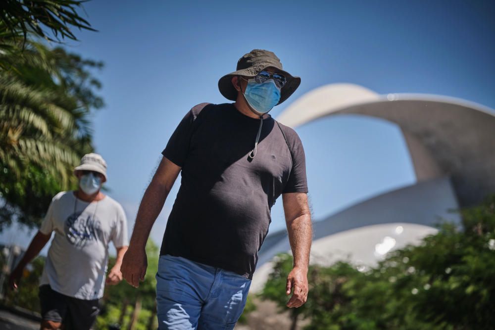 Gente con mascarillas