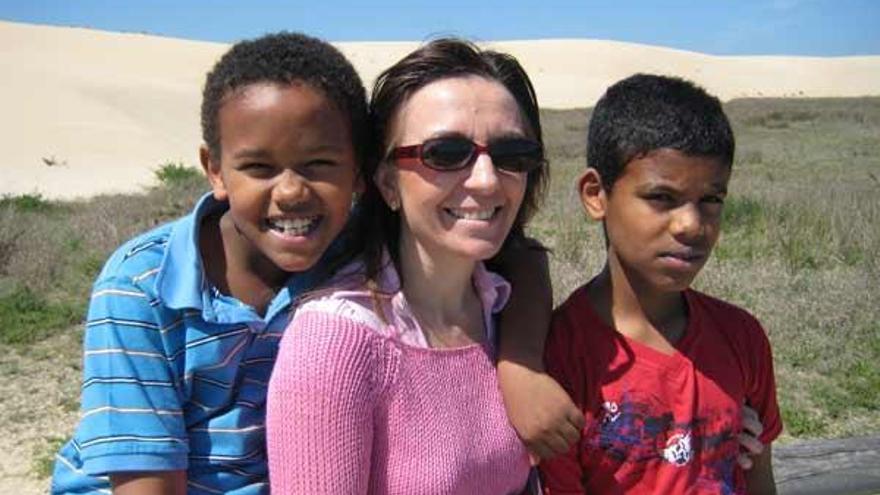 Mar Álvarez con sus hijos Abraham y Amanuel en la playa.