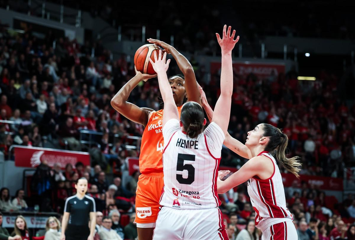 Kayla Alexander, sin acierto en un partido en el que estuvo imparable la extaronja Merritt Hempe.