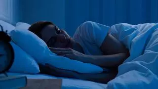Adiós a dormir mal, la razón por la que le gente deja un cuenco con talco en la mesilla de noche