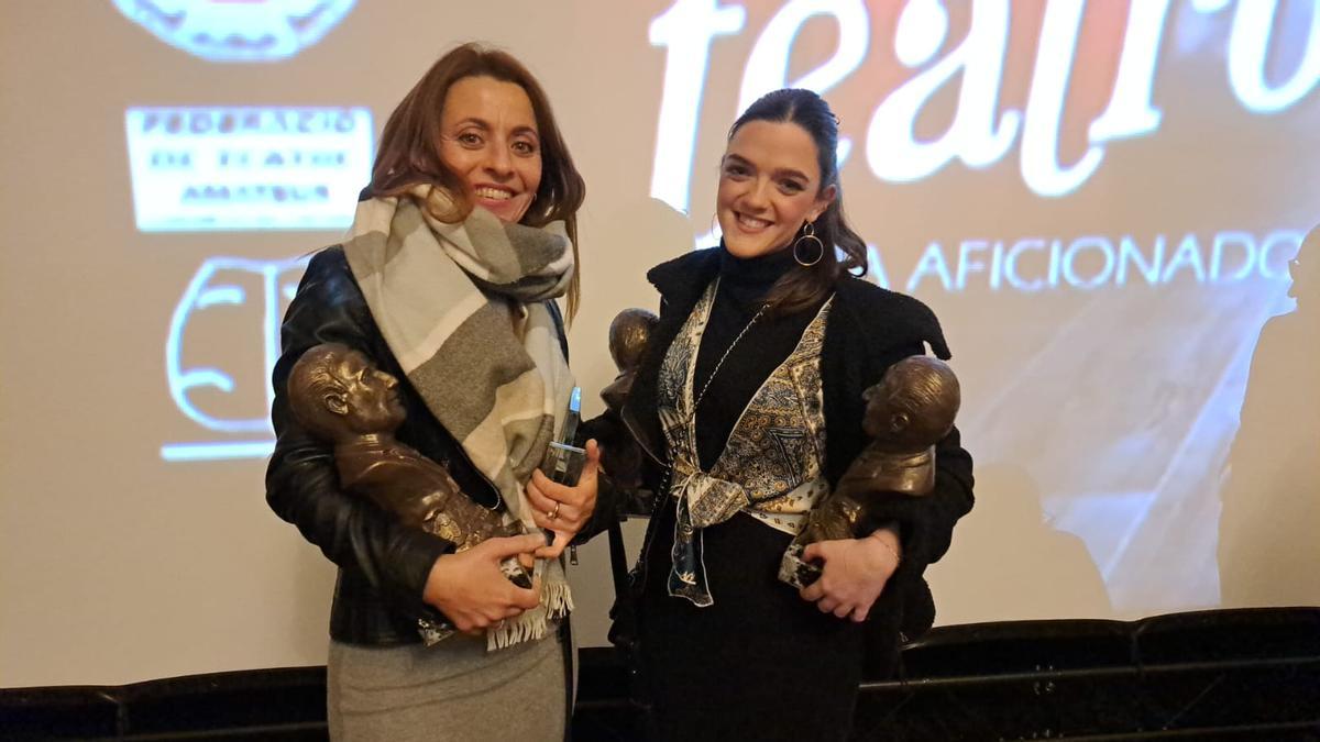 Elena Olmedo y Dalia Colomer recogen los premios.