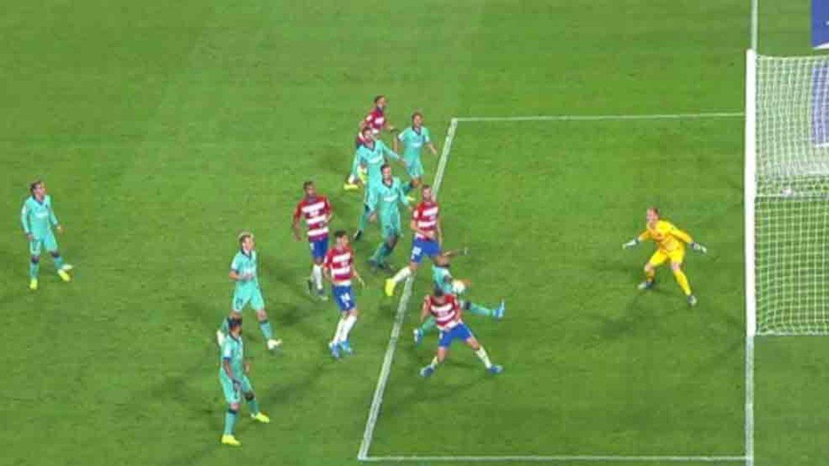 Arturo Vidal comete penalti por tocar el balón con las manos