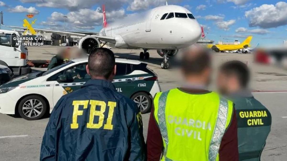 Imagen de archivo de agentes del FBI y de la Guardia Civil, durante una operación conjunta en Barajas.